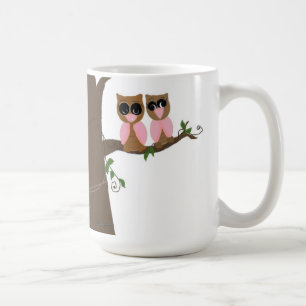 Roze en bruine uilen op een tak koffiemok