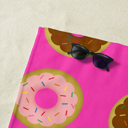 Roze en Chocolade Sprinkled Donut Care Roze Strandlaken (In situ)