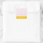 Roze en geel Chevron Line Pattern, gepersonaliseer Vierkante Sticker (Tas)