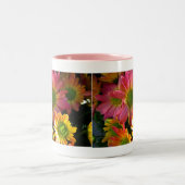 Roze en gele herfstbloemen Mok (Center)