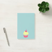 Roze en gele koekjes met Cherry op Bovenkant Post-it® Notes (Kantoor)