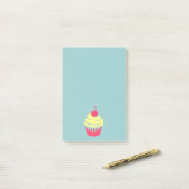 Roze en gele koekjes met Cherry op Bovenkant Post-it® Notes (Op bureau)