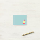 Roze en gele koekjes met Cherry op Bovenkant Post-it® Notes (Op bureau)
