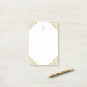 Roze en goudbladmonogrammen post-it® notes (Op bureau)