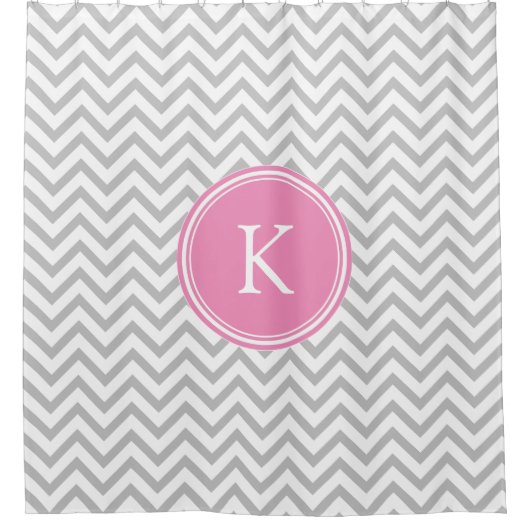 Roze en grijze Chevron Stripes monogrammen Douchegordijn (Voorkant)