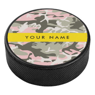 Roze en groene camouflage personaliseer je naam hockey puck