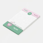 Roze en groene koffiebeker met een naam post-it® notes (Schuin)