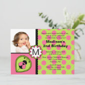Roze en groene Ladybug Foto Birthday Invitation Kaart (Staand voorkant)