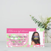 Roze en groene vrolijke Afstuderen fotokaarten Aankondiging (Staand voorkant)