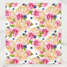 Roze en ivoorkleurige rozen en blauwe bessen patro