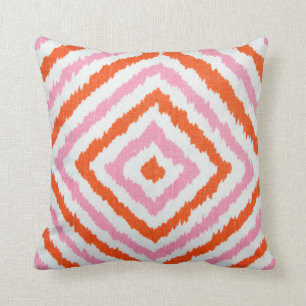 Roze en oranje ikat diamantvormen kussen