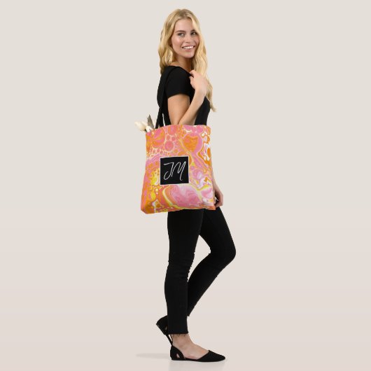 Roze en Oranje marmer Fluid Art Canvas tas (Op model)