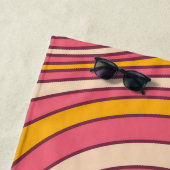Roze en oranje retro stijl golven strandlaken (In situ)