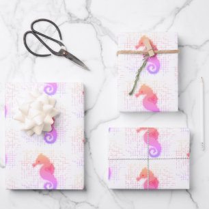 Roze en oranje zeepaardje op een versleten achterg inpakpapier vel