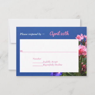 Roze en paarse bloemen op RSVP-blauwe landhuwelijk RSVP Kaartje