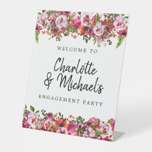 Roze en rode bloemrijke verlovingsfeest begrroetin reclamebord met voetstuk