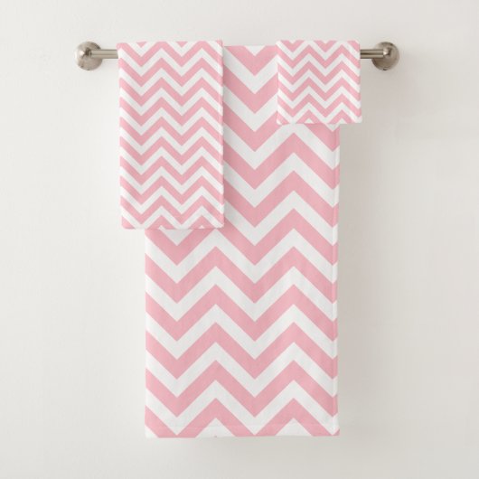Roze en Wit Medium Horizontale Chevron Strepen Bad Handdoek (Insitu)