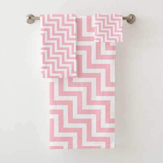Roze en Wit Medium Size Diagonale Chevron Bad Handdoek (Insitu)