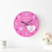 Roze en wit met een kop koffie en een naam grote klok (Huis)