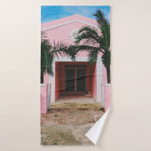 Roze en witte betonnen stal nabij groene bomen en badhanddoek (Badhanddoek)