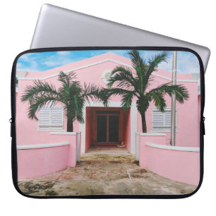 Roze en witte betonnen stal nabij groene bomen en laptop sleeve