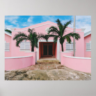 Roze en witte betonnen stal nabij groene bomen en poster