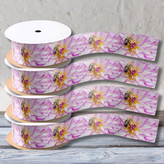 Roze en witte Dahlia met roze bijenlint Lint
