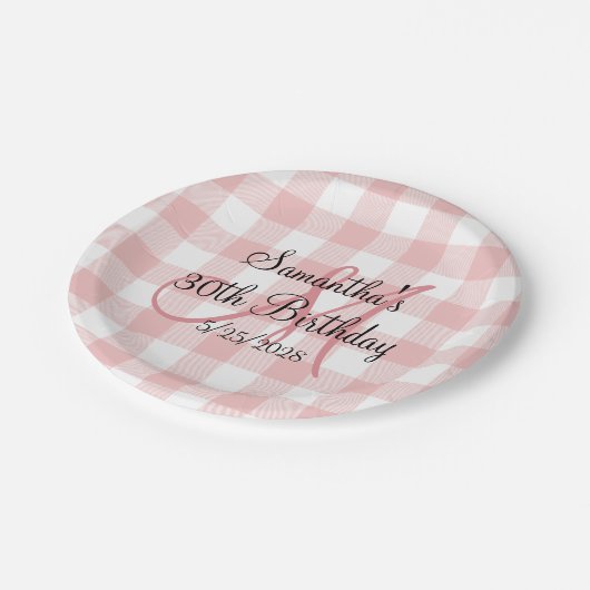 Roze en witte Gingham Monogram Birthday Papieren Bordje (Gekanteld)