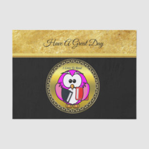 Roze en witte uil die schoolboeken houdt om te lez tissuepapier