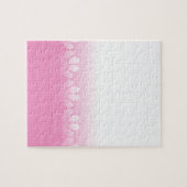 Roze en witte vlekken met achtergrond van krantenp legpuzzel (Horizontaal)