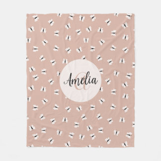 Roze en witte vlinderpatroonnaam en monogram fleece deken