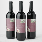 Roze en witte waterverfhydrangeabloemen op blozend wijn etiket (Flessen)