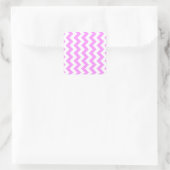 Roze en witte zigzag vierkante sticker (Tas)