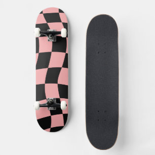 Roze en zwart gecheckt skateboard