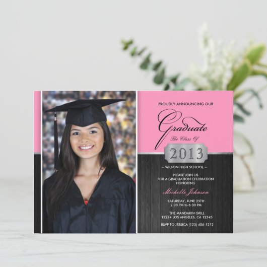 Roze en zwarte moderne aankondiging van Afstuderen (Staand voorkant)