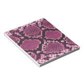 Roze en zwarte snakeskin-patroon notitieblok (Schuin)