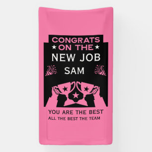 Roze felicitaties met de nieuwe baan spandoek