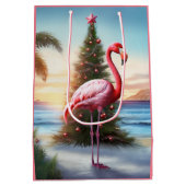 Roze Flamingo en Kerstboom Tropisch strand Medium Cadeauzakje (Achterkant)