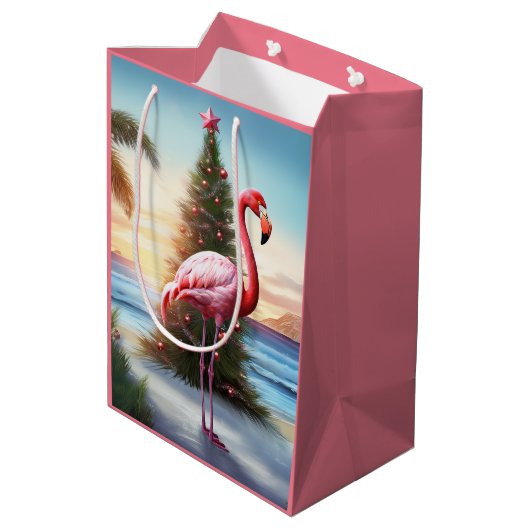 Roze Flamingo en Kerstboom Tropisch strand Medium Cadeauzakje (Achterkant Gekanteld)