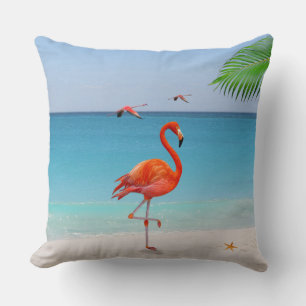 Roze flamingo en palmblad op het strand kussen