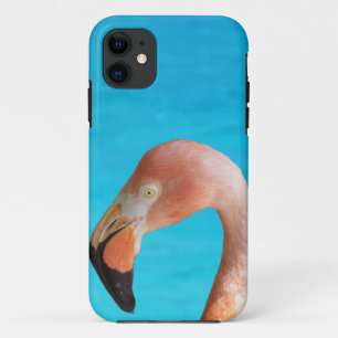 Roze flamingo gezicht tegen blauw water op een iPhone 11 hoesje