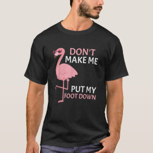Roze flamingo laat me mijn voet niet grappig neerz t-shirt