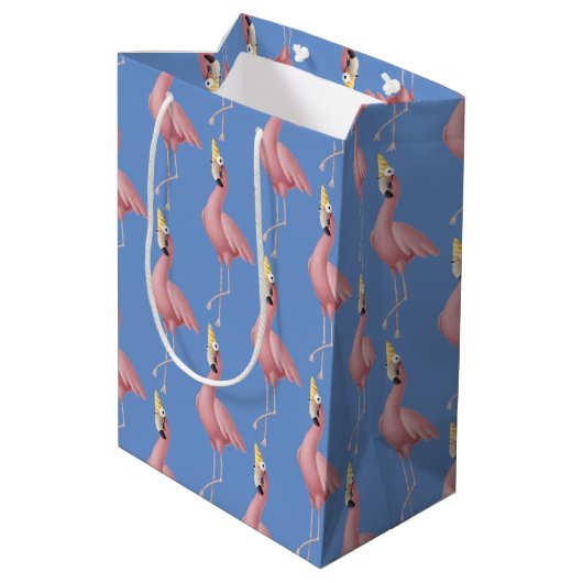 Roze Flamingo op Blue Birthday Medium Cadeauzakje (Achterkant Gekanteld)