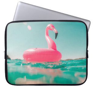 Roze flamingo zwemring op waterlichaam in zomer laptop sleeve