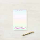 Roze flamingos en kalligrafie op pasteltinten post-it® notes (Op bureau)