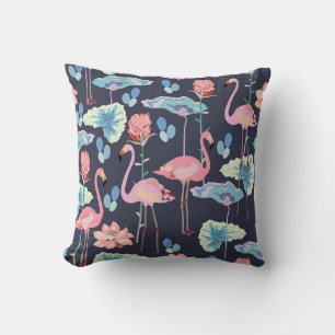 Roze flamingos omgeven door lotusbloemen en pro kussen