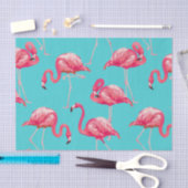 Roze flamingvogels op de achtergrond van turkooize tissuepapier (Craft)