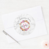  roze Floral Wreatmonogram Birthday Ronde Sticker (Envelop)
