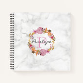 Roze Floral Wreatmonogram Notitieboek (Voorkant)