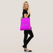 Roze fluorescerende neonmonogram draagtas (Op model)